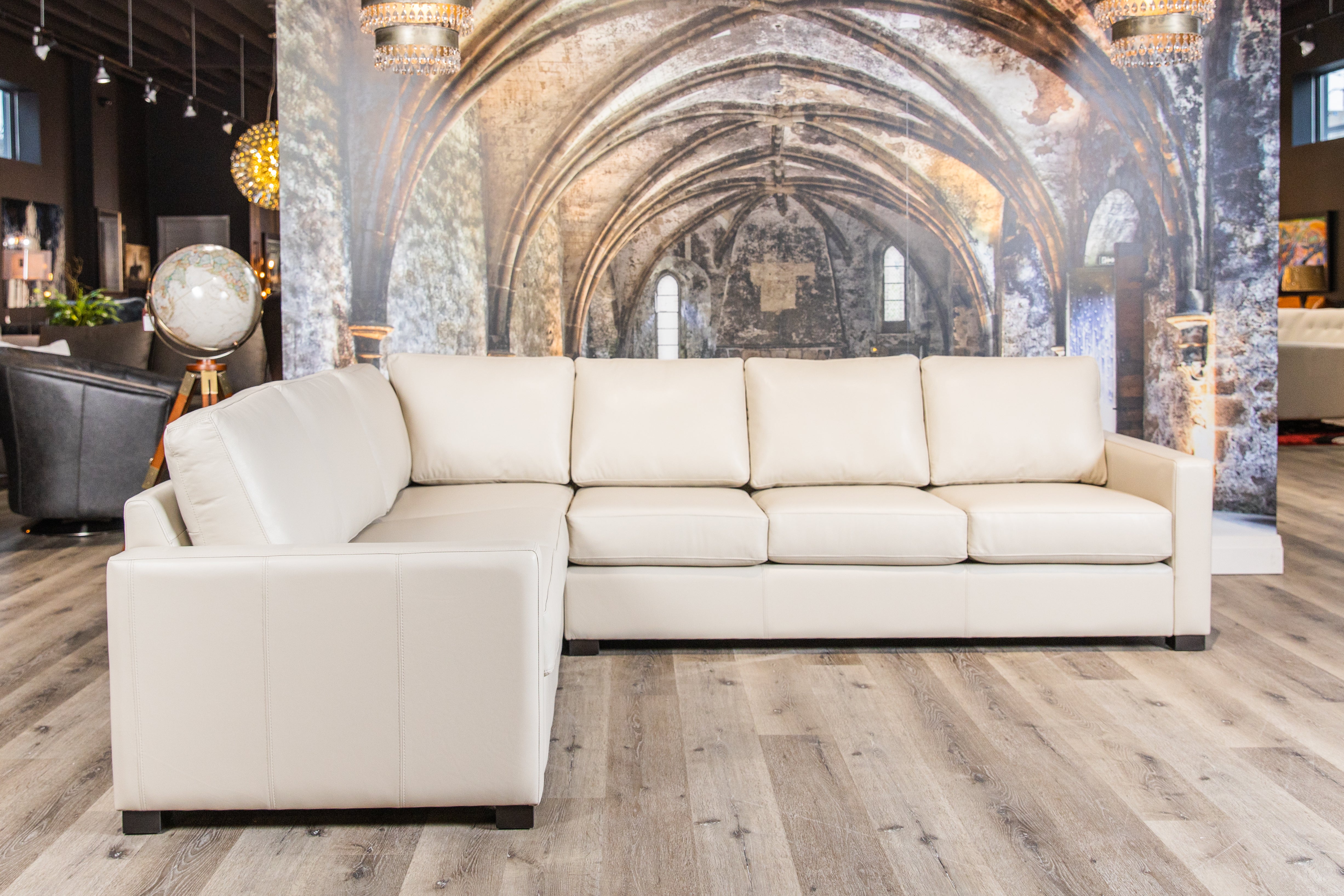 FOUR SEASONS LEATHER SECTIONAL RHF